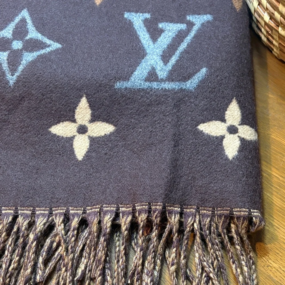 Louis Vuitton scarf - Picture 4 of 9